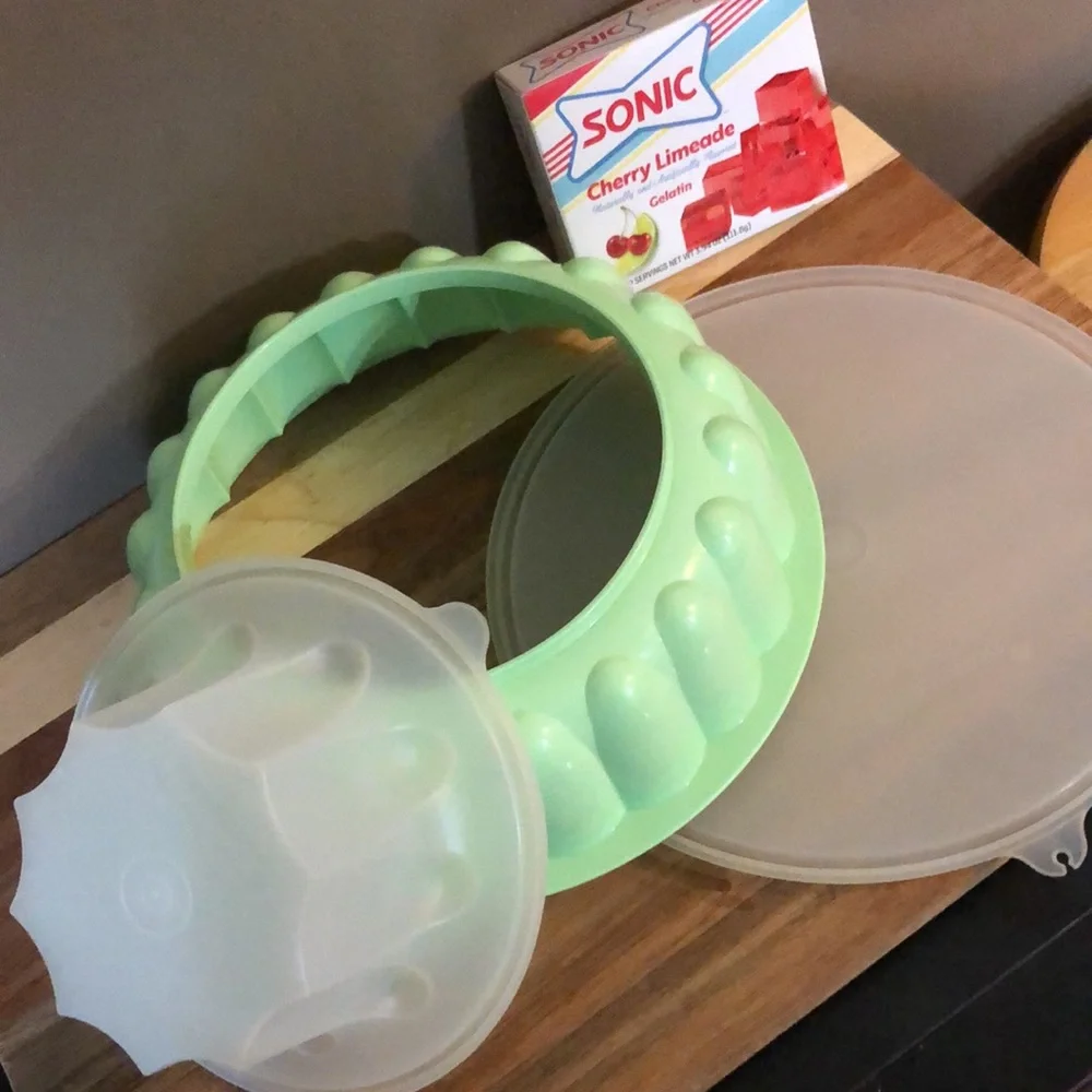 Tupperware Jello Ring/Mold-Pistachio Green-Like New-Scalloped-Aprox 9in Diameter